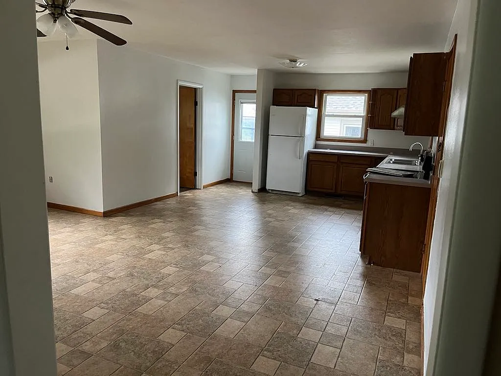 4 bed, 1800 sqft, $1,800 — Photo 3