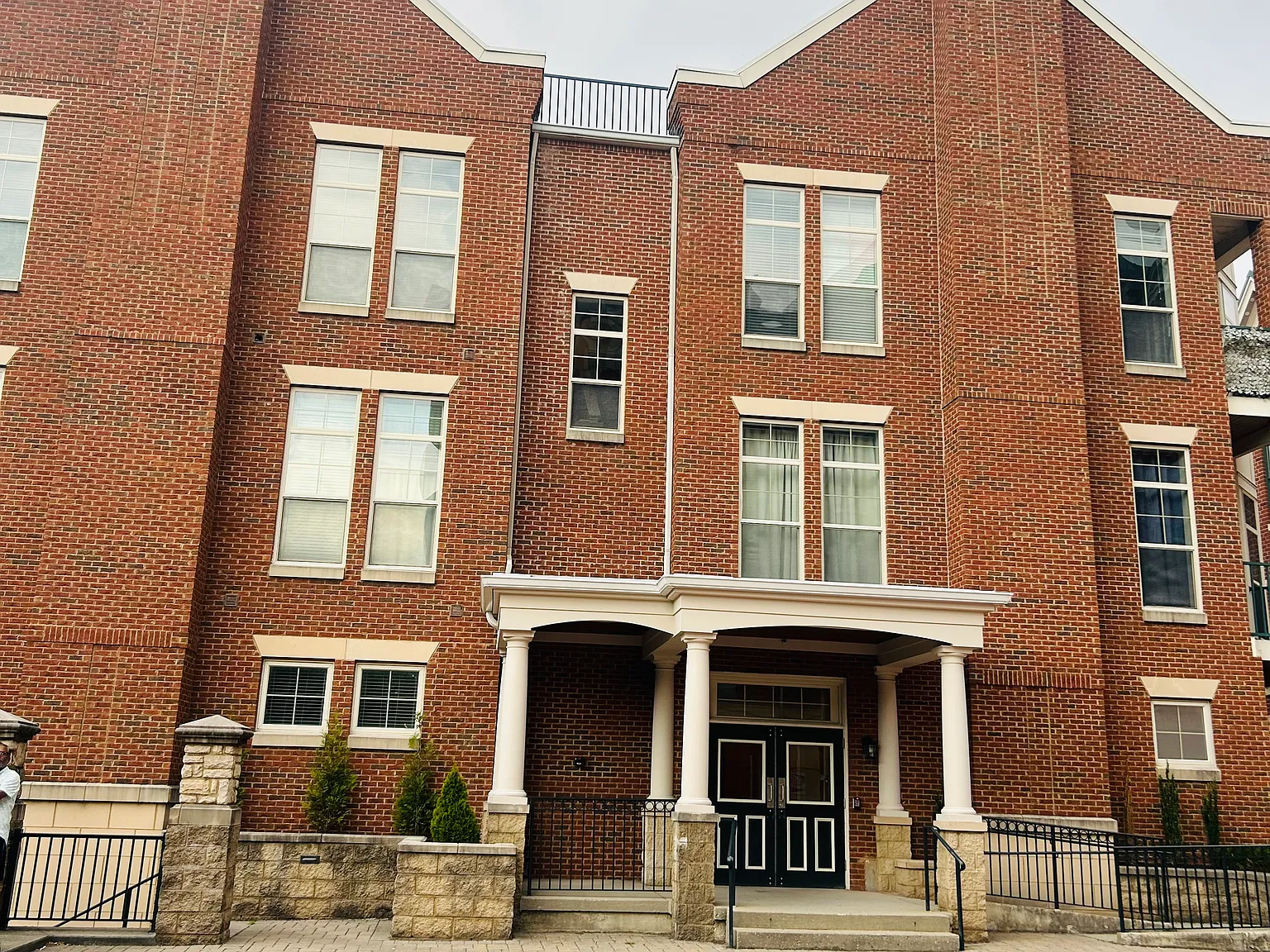 2 bed, 1033 sqft, $2,275 — Photo 2