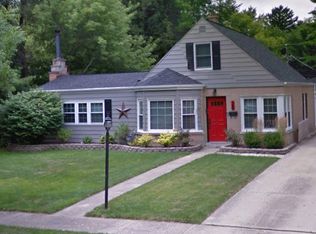 28 Hiawatha Dr, Clarendon Hills, IL 60514