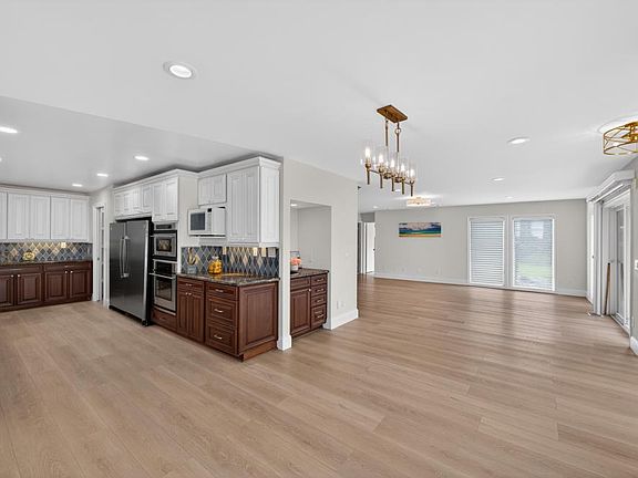 5th image of 736 Shoreside Dr