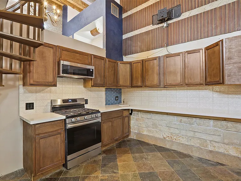 614 Pine Gully Rd #LOFT — Photo 2
