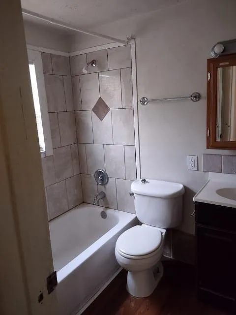 2 bed, 1.5 bath, 760 sqft, $925 — Photo 3