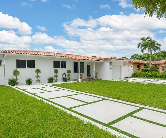 1040 N Royal Poinciana Blvd — Photo 2