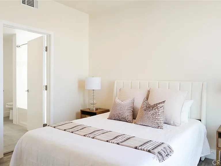 1101 S Harvard Blvd #506 — Photo 8