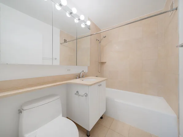 160 Riverside Boulevard image 17 of 17