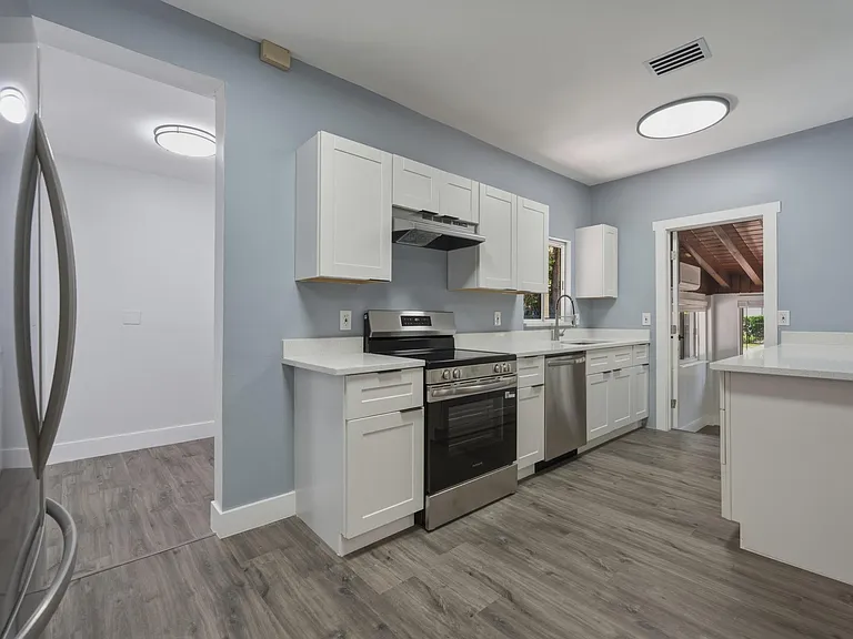 12980 NE 10th Ave — Photo 11