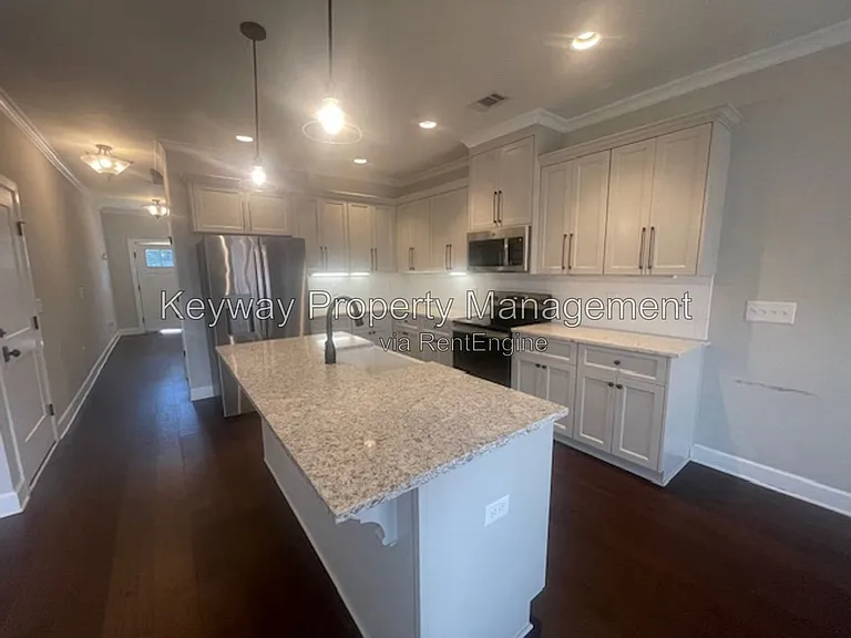 1933 Avenel Ln — Photo 5