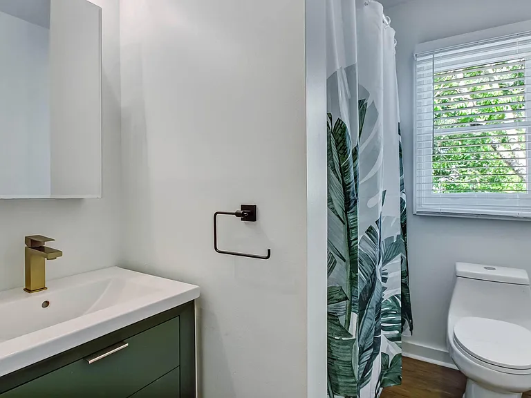 516 E Charlton Ln — Photo 13