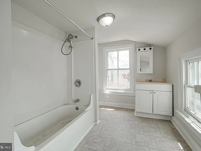 521 Maple Ave — Photo 13
