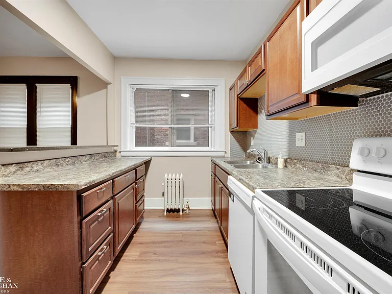 815 Beaconsfield Ave #2N — Photo 7