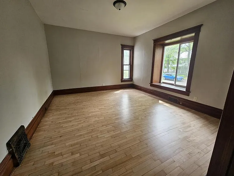 206 N State St — Photo 5
