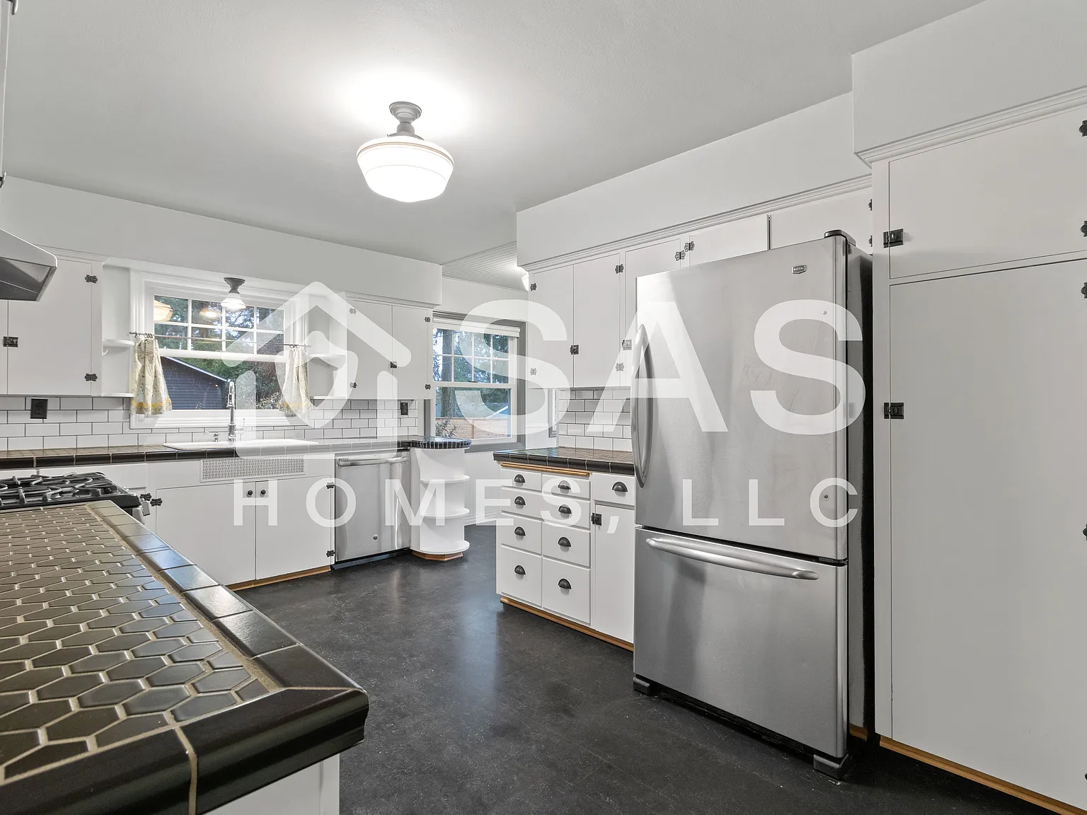 3 bed, 2658 sqft, $3,995 — Photo 2