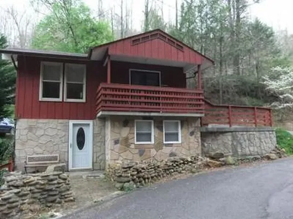 629 Baskins Creek Rd, Gatlinburg, TN 37738