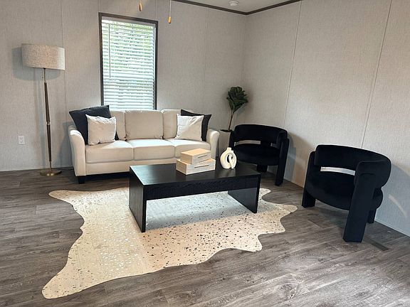 3rd image of 7 Yucca Dr