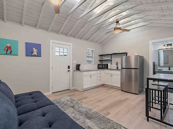 2nd image of 401 Gilbert St #B