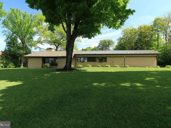 9 Hillside Ln, Lewistown, PA 17044