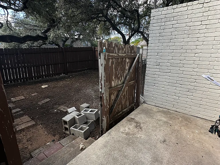 Craddock Ave — Photo 34