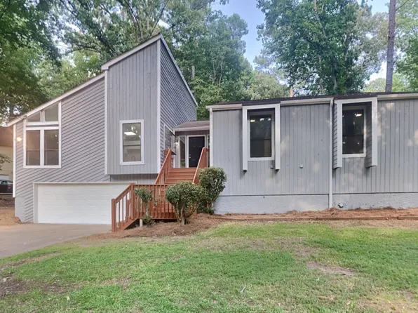 650 Lost Creek Cir, Stone Mountain, GA 30088