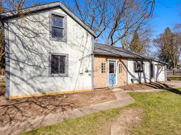 318 School St, Almont, MI 48003