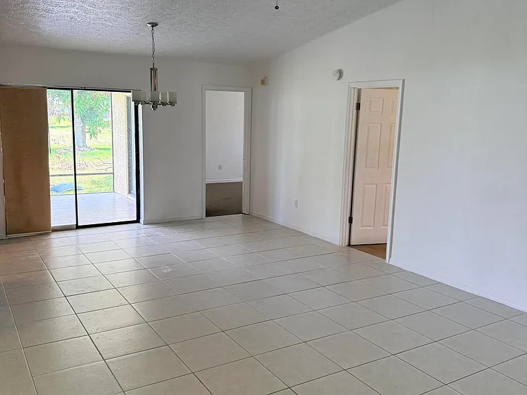 508 NW Azalea Ave — Photo 2