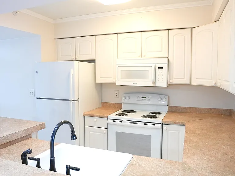 2112 S Cypress Bend Dr #404 — Photo 5