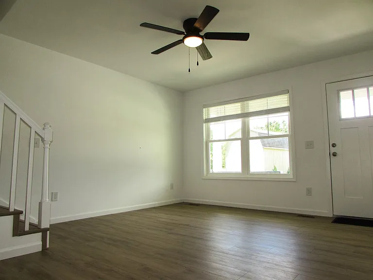 111 Dorchester Ln — Photo 2