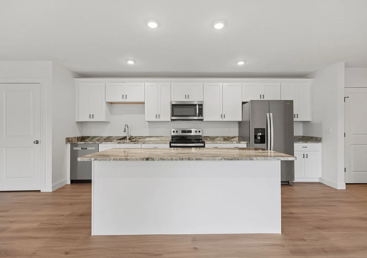 2 Bed/ 1 Bath Massive Kitchen/Living space — Photo 3
