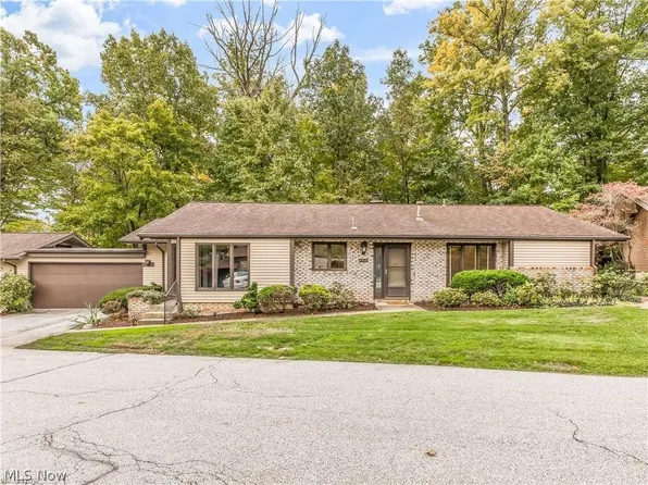 6918 Woodwalk Dr #35, Brecksville, OH 44141