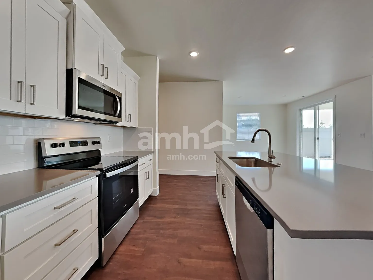 3 bed, 2.0 bath, 1715 sqft, $2,520 — Photo 3