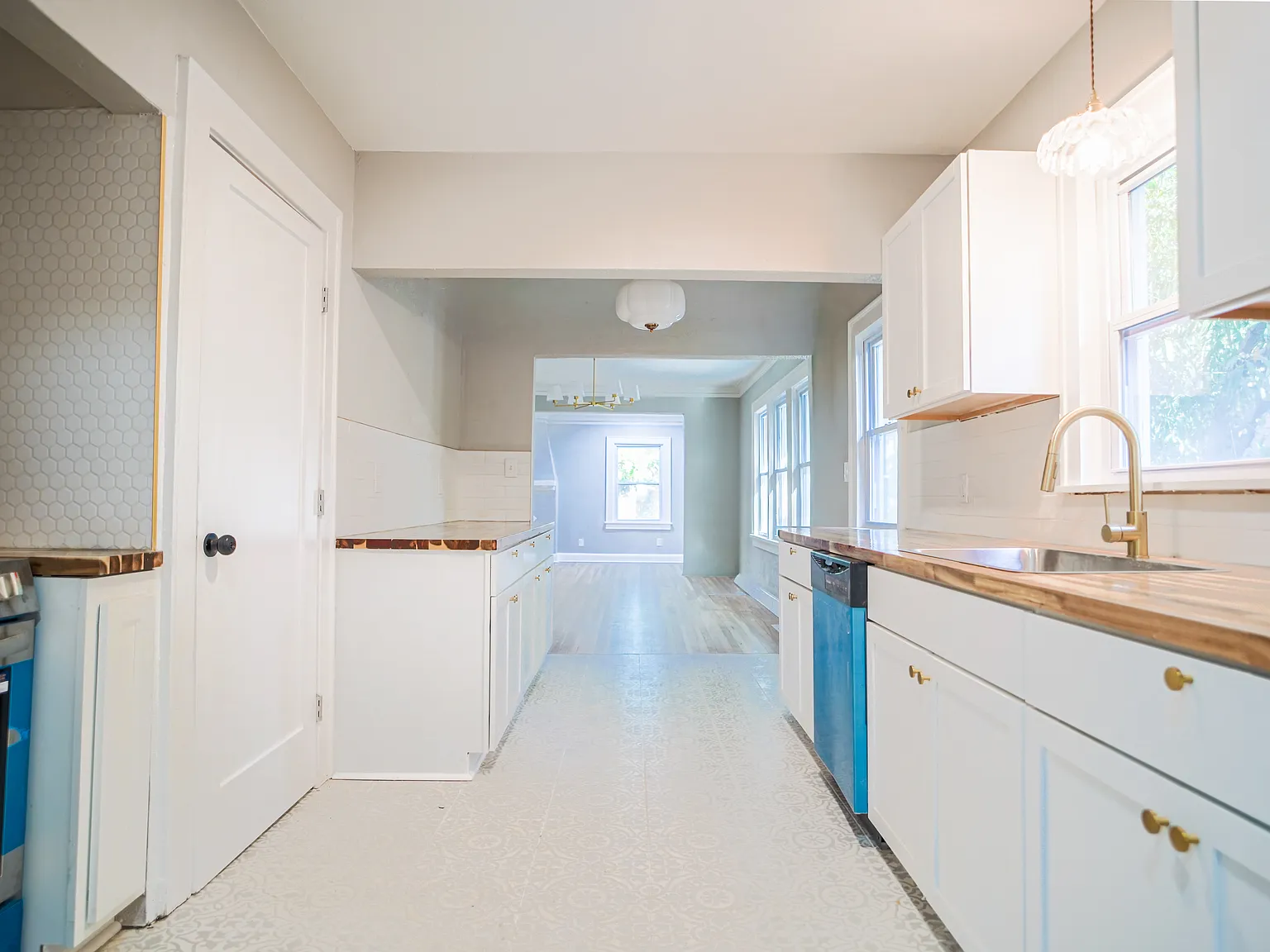4 bed, 2200 sqft, $3,900 — Photo 2