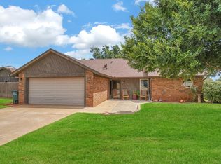 9 Easy St, Clinton, OK 73601