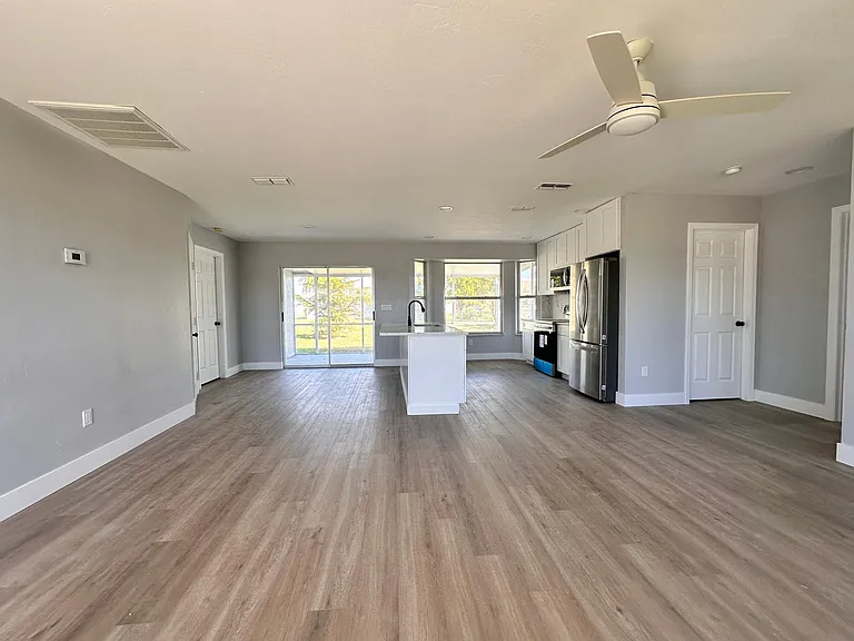 4005 SW 2nd Pl — Photo 4