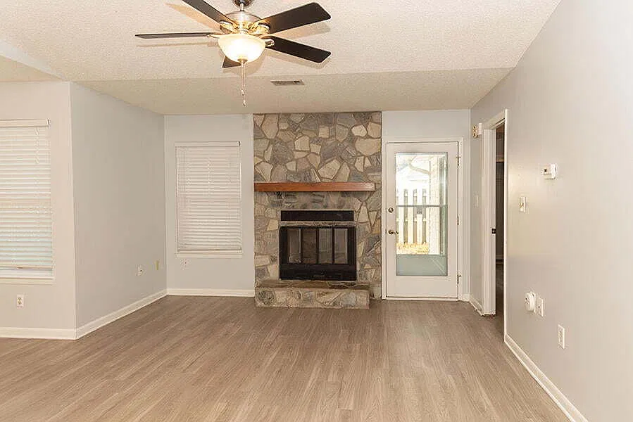 3 bed, 2.0 bath, 1276 sqft, $2,100 — Photo 4