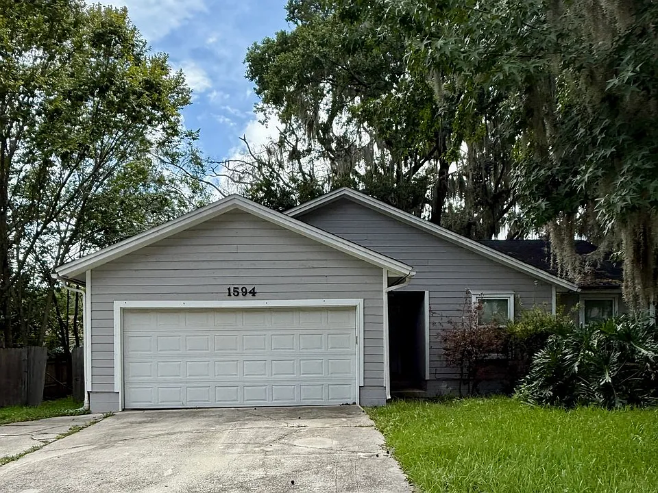 1594 Twin Oak Dr E