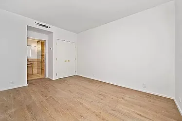 Sold by New York Casas Ltd.