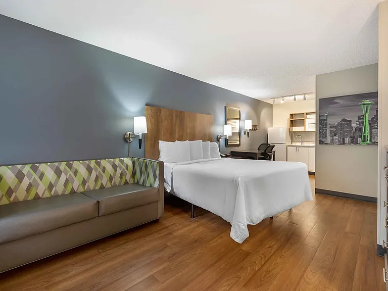 Deluxe Studio - 1 King Bed