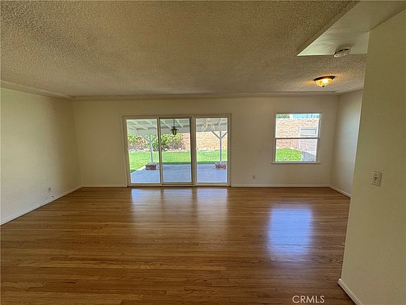 3rd image of 933 W Autumn Dr