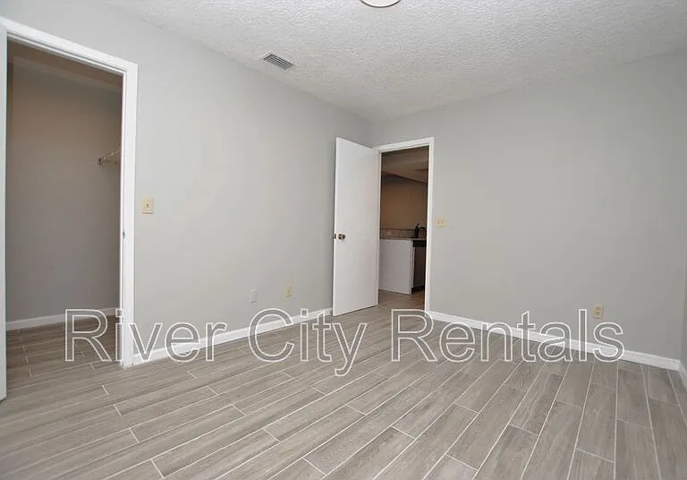 5021 Fulham Rd S — Photo 4
