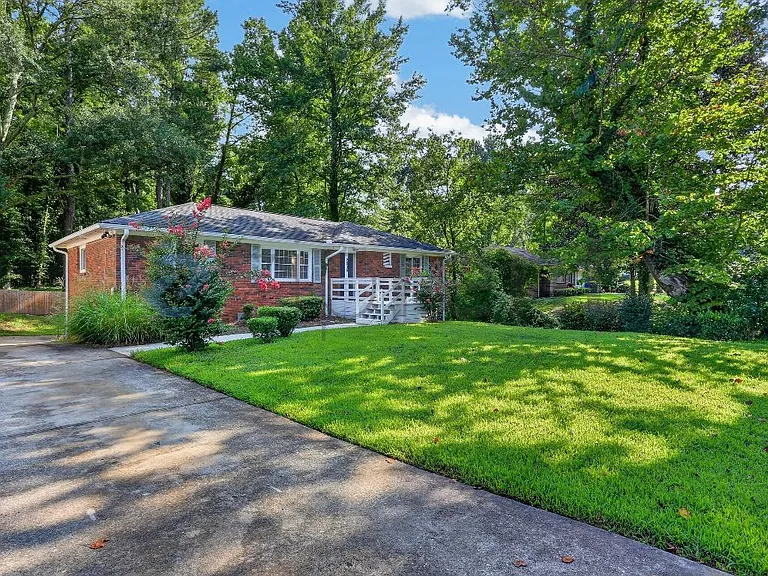 2915 Cascade Rd SW — Photo 2