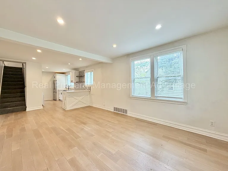 1330 E Chesterfield St — Photo 5