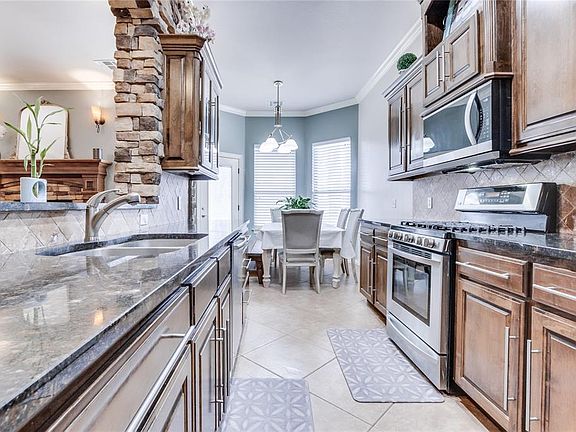 3rd image of 809 Kelsi Dr