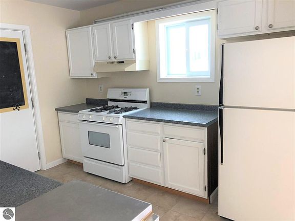 4th image of 800 Meadow Dr
