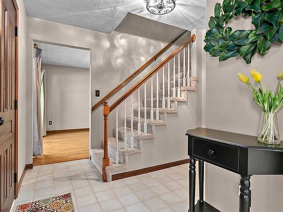 4th image of 8 Saint Joseph Dr