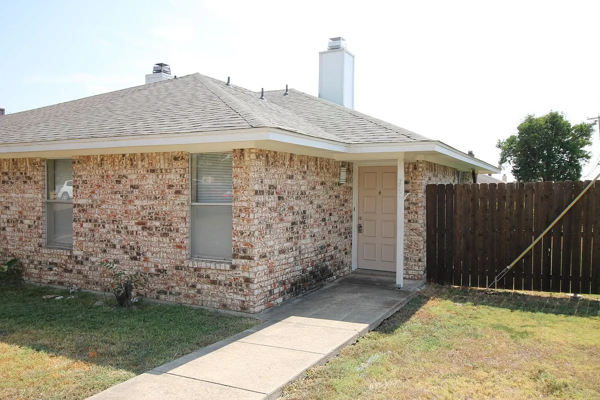 2 bed, 2.0 bath, 1032 sqft, $1,600 — Photo 2