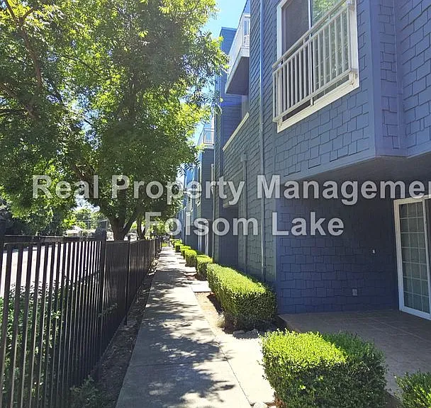 405 Harriet Ln — Photo 1