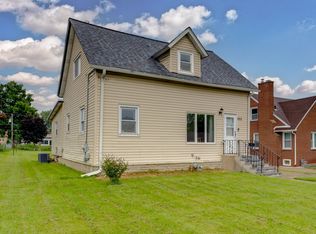 922 Mountain St, Aurora, IL 60505