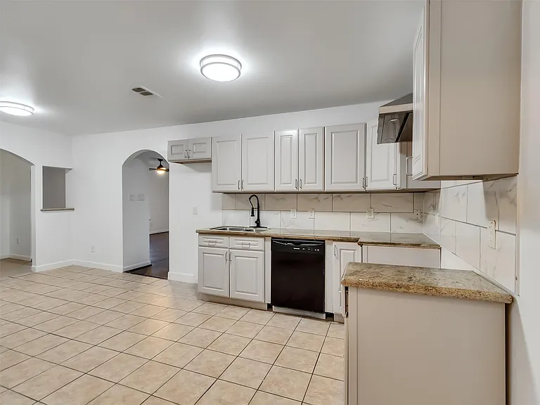 4930 Holloway Dr — Photo 23