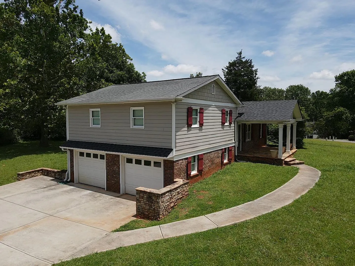 3 bed, 1404 sqft, $2,450 — Photo 2