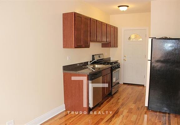 2nd image of 626 W Cornelia Ave APT 03S