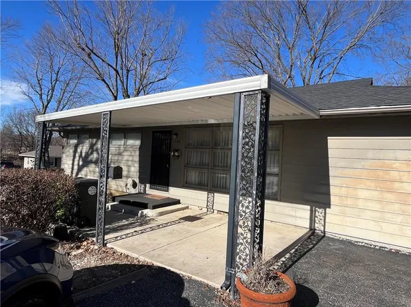 306 Lake Dr, Belton, MO 64083